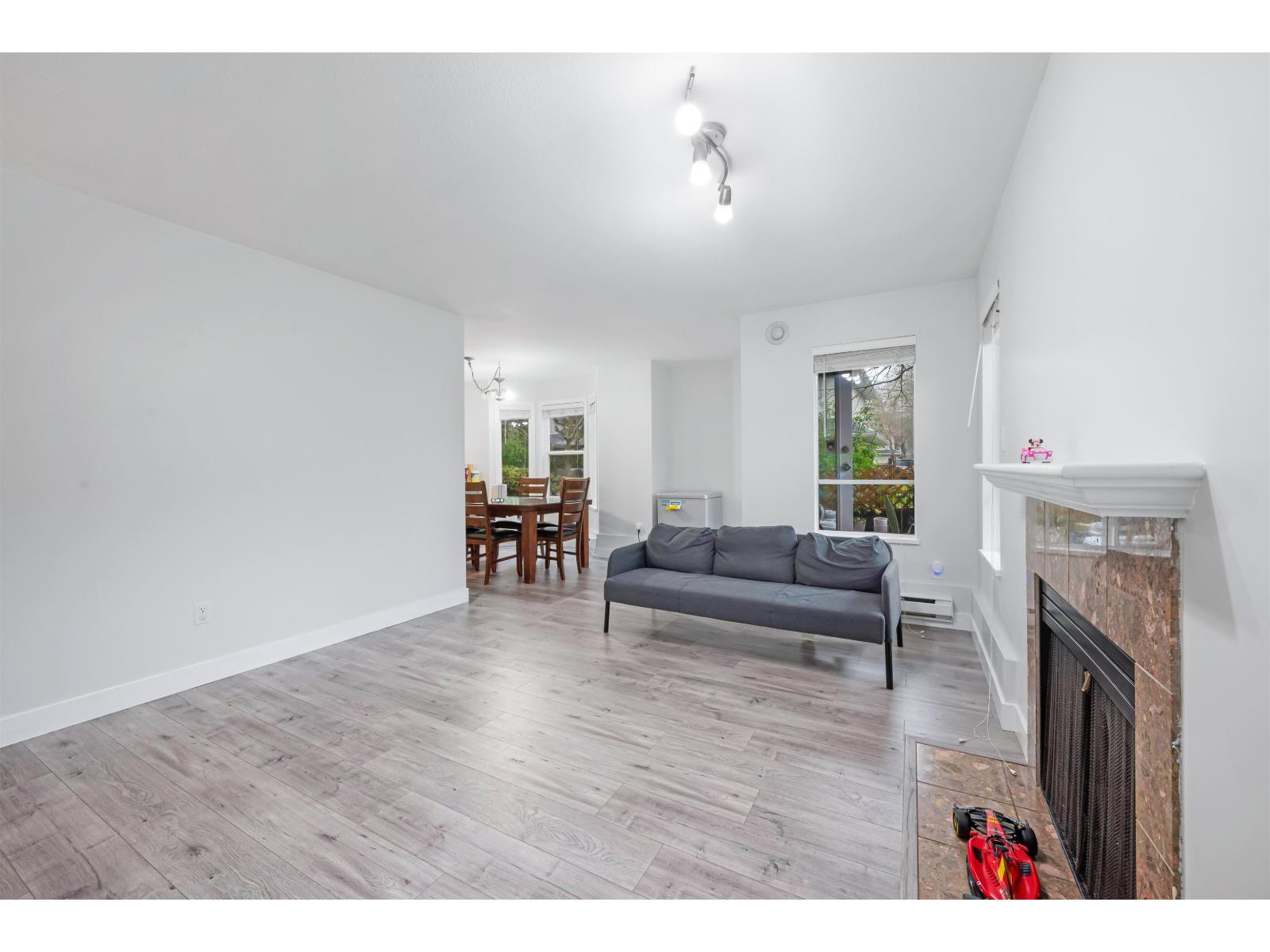 103 9948 151 Street, Surrey, BC - Indoor Photo Showing Living Room With Fireplace