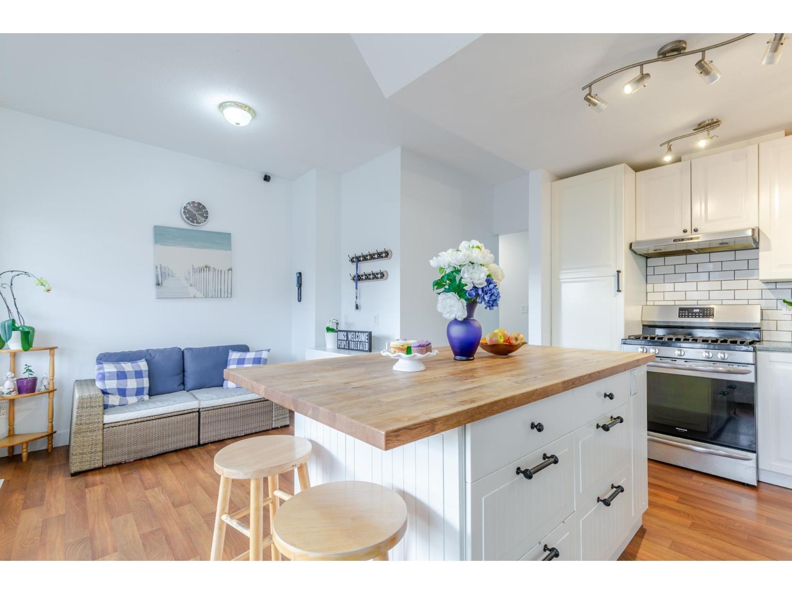 18452 66 Avenue, Surrey, BC - Indoor Photo Showing Kitchen