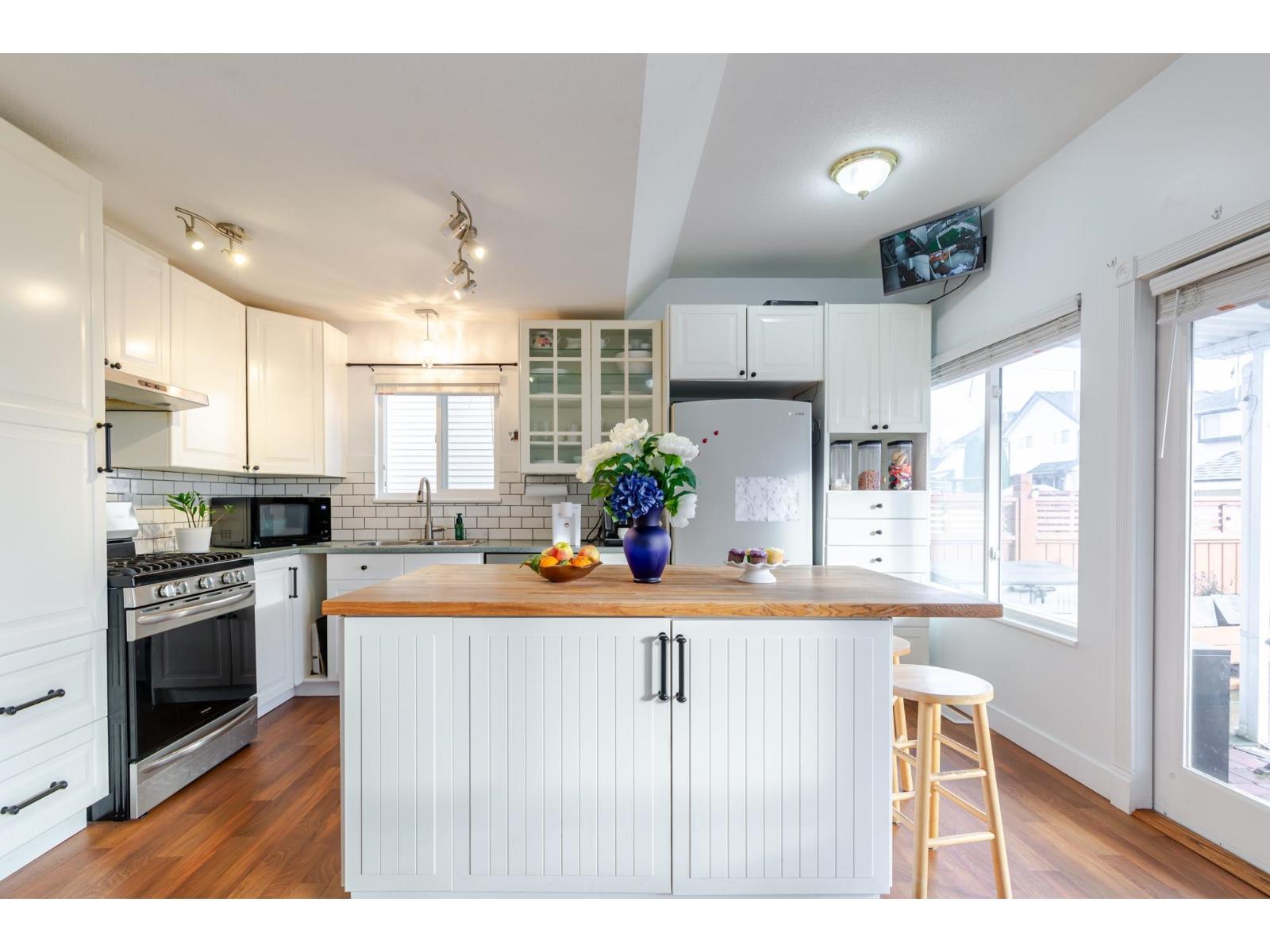 18452 66 Avenue, Surrey, BC - Indoor Photo Showing Kitchen