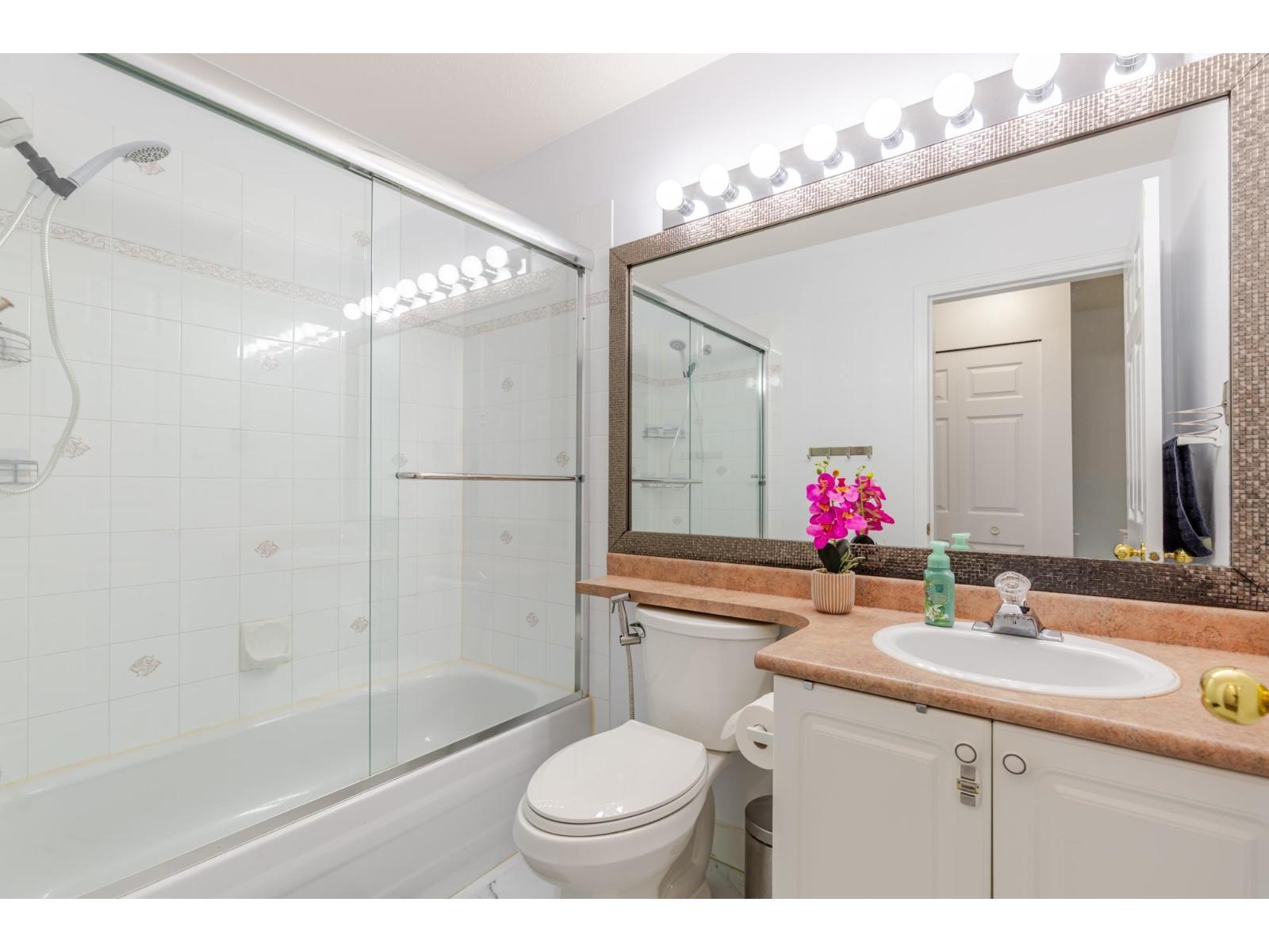 18452 66 Avenue, Surrey, BC - Indoor Photo Showing Bathroom