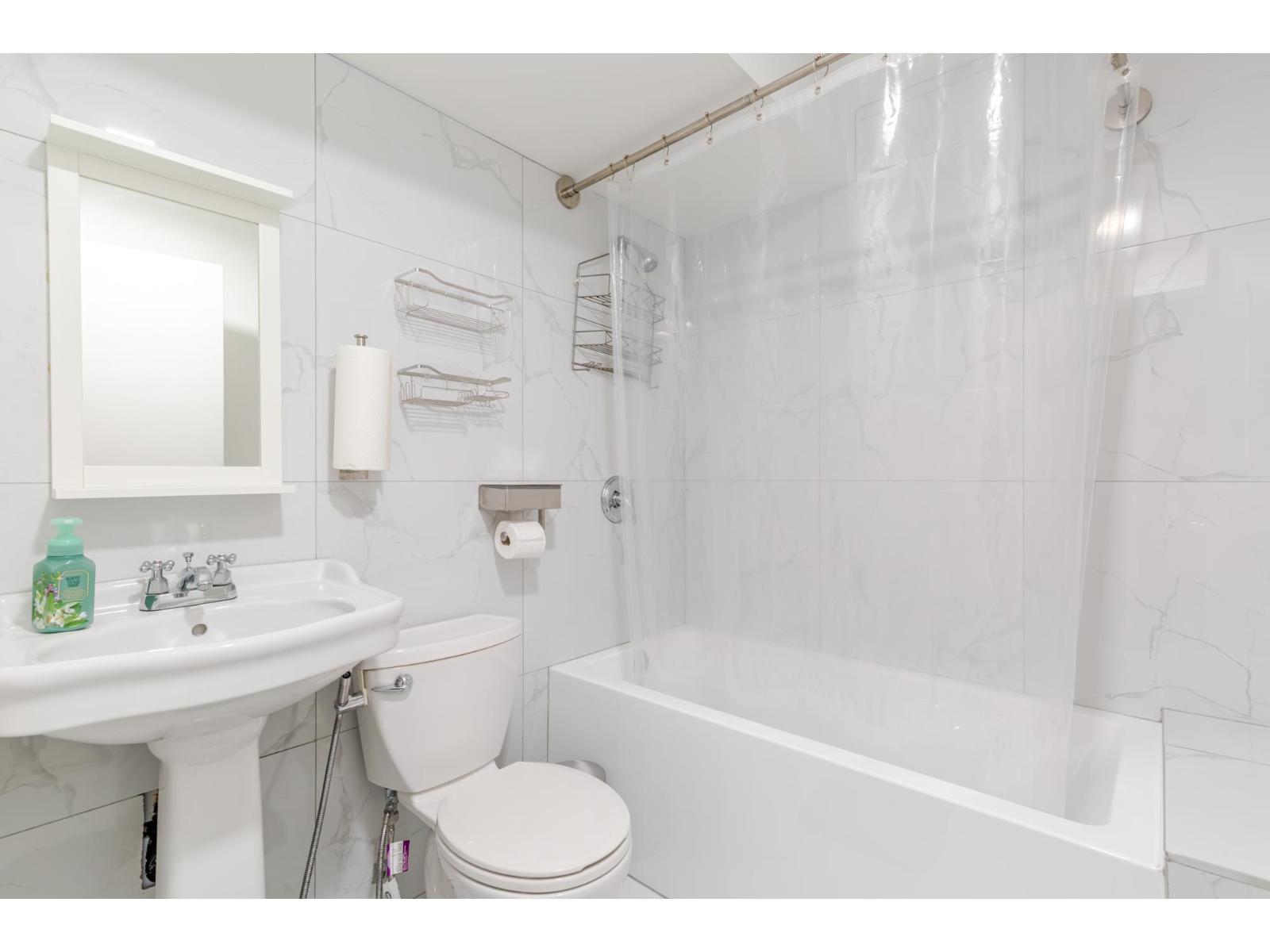 18452 66 Avenue, Surrey, BC - Indoor Photo Showing Bathroom