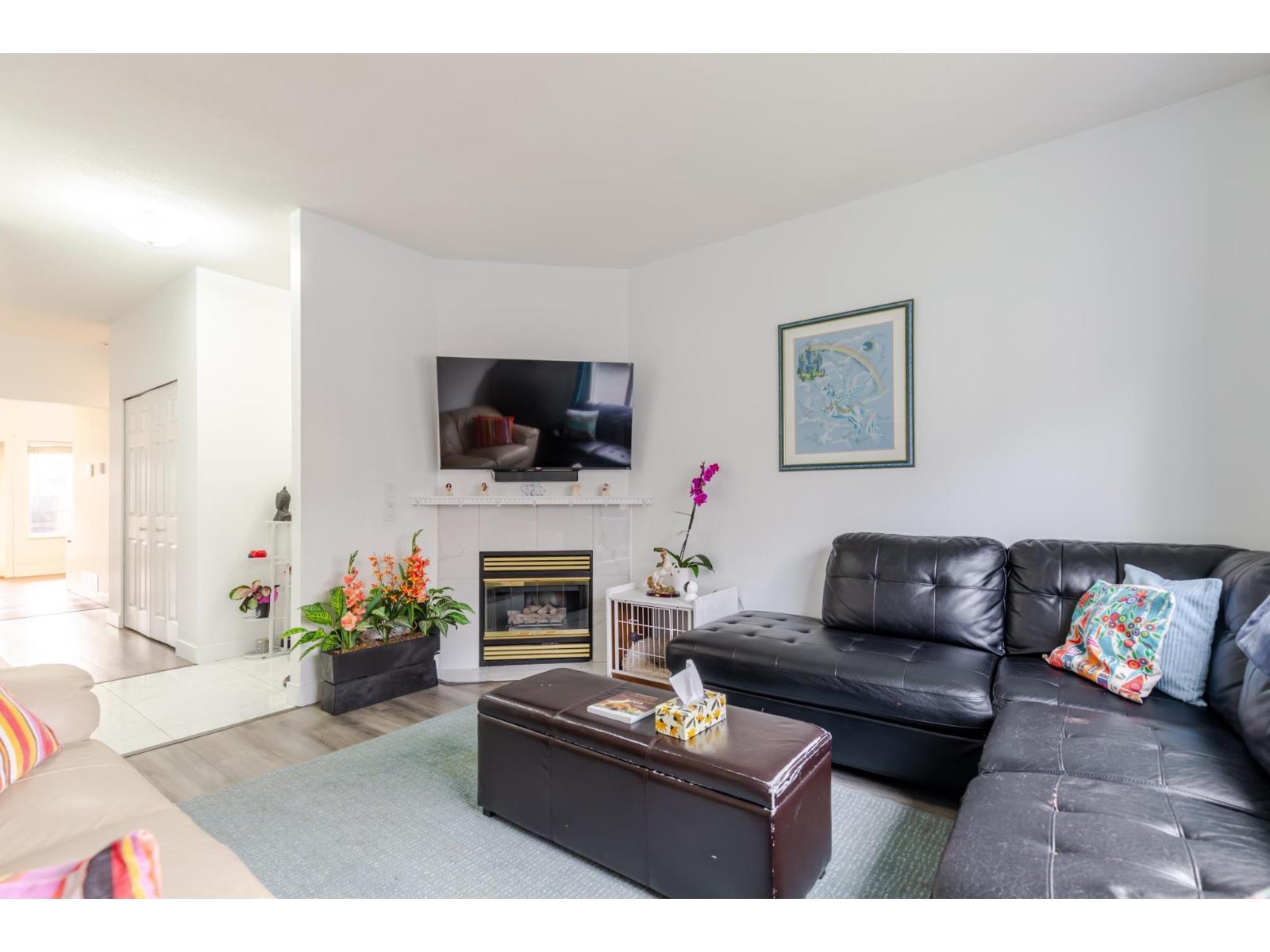 18452 66 Avenue, Surrey, BC - Indoor Photo Showing Living Room With Fireplace