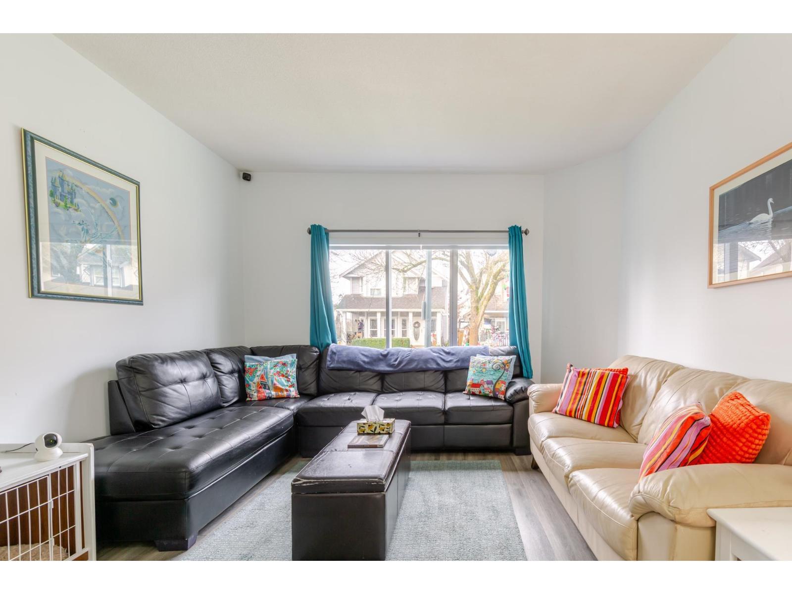 18452 66 Avenue, Surrey, BC - Indoor Photo Showing Living Room