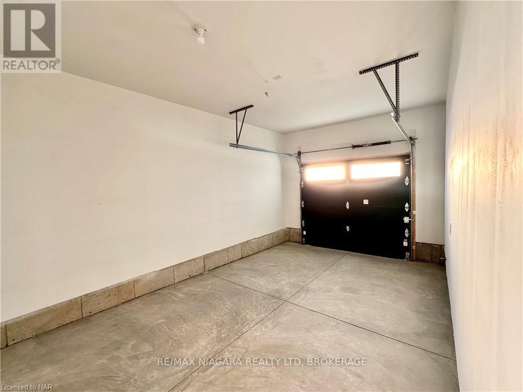 47 Saffron Way, Pelham (Fonthill), ON - Indoor Photo Showing Garage