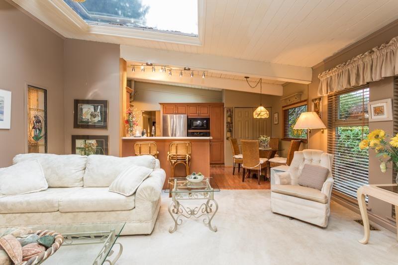 1957 127A Street, Surrey, BC - Indoor Photo Showing Living Room