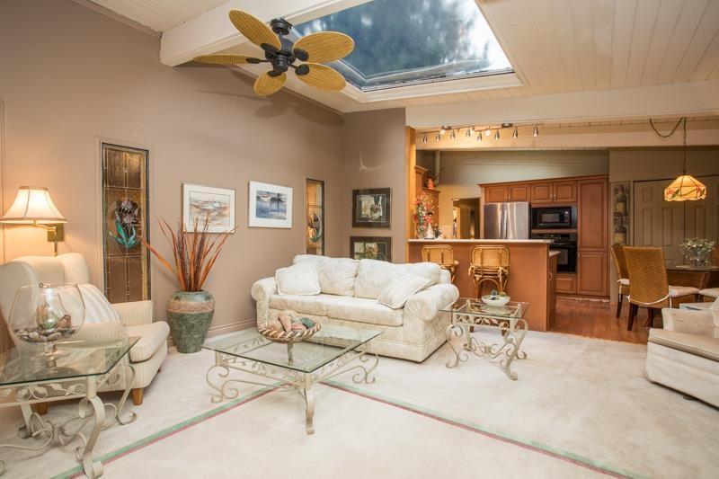 1957 127A Street, Surrey, BC - Indoor Photo Showing Living Room