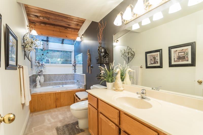 1957 127A Street, Surrey, BC - Indoor Photo Showing Bathroom