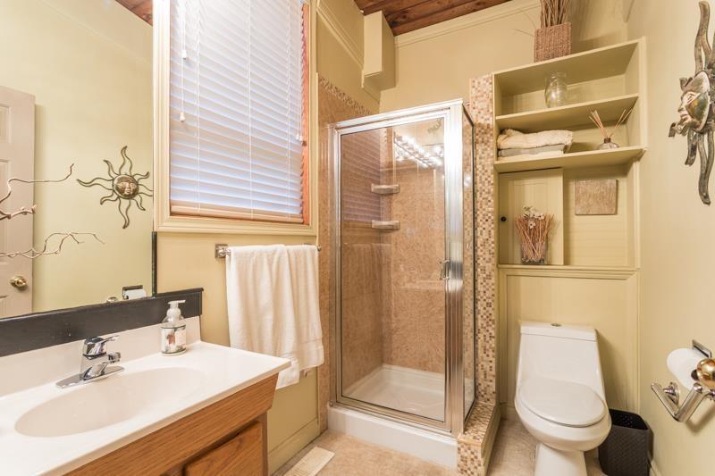 1957 127A Street, Surrey, BC - Indoor Photo Showing Bathroom