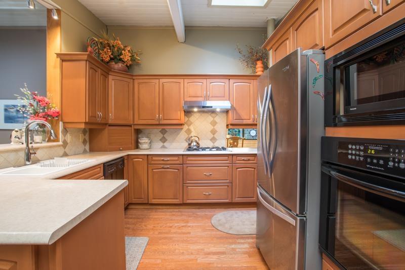 1957 127A Street, Surrey, BC - Indoor Photo Showing Kitchen