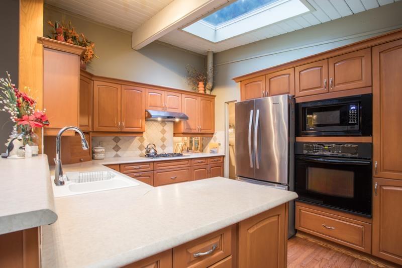 1957 127A Street, Surrey, BC - Indoor Photo Showing Kitchen