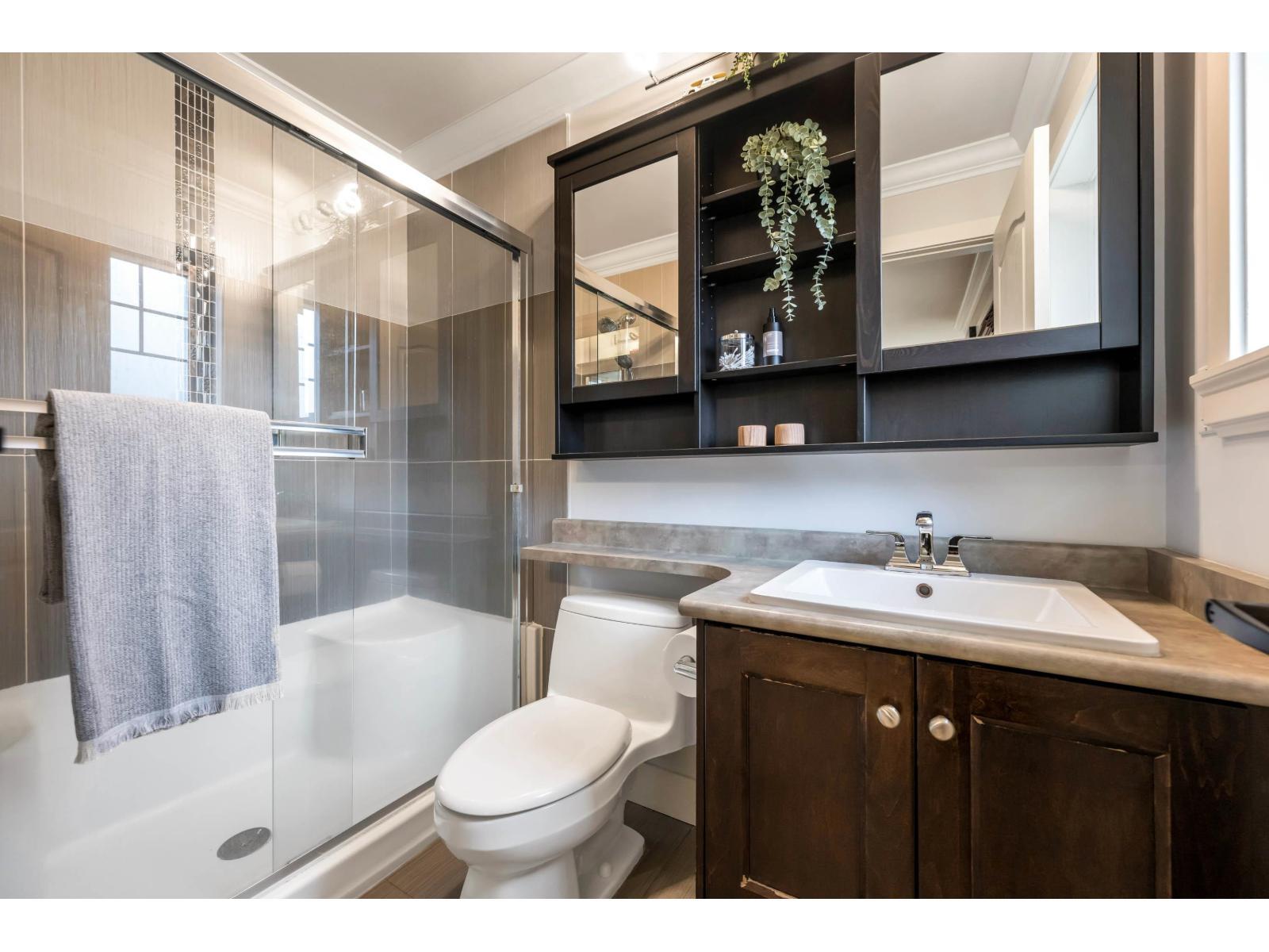 7137 196 Street, Surrey, BC - Indoor Photo Showing Bathroom