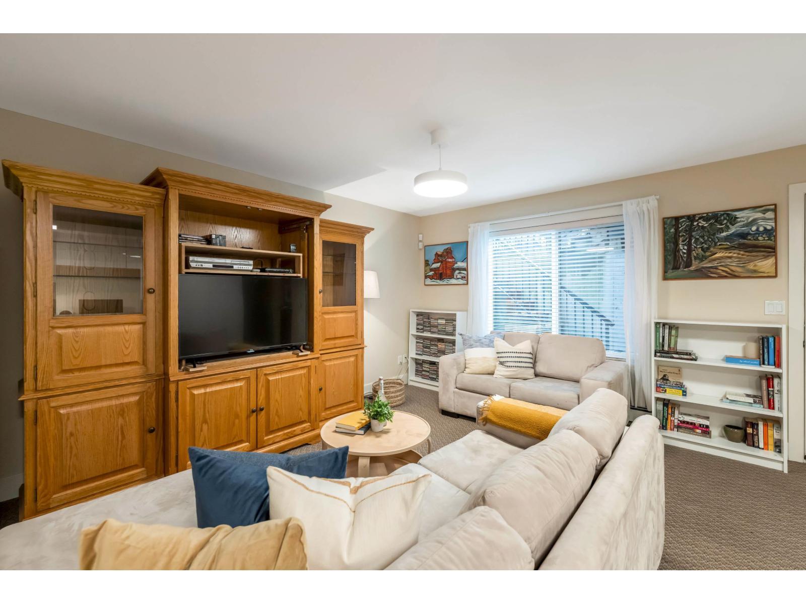 7137 196 Street, Surrey, BC - Indoor Photo Showing Living Room