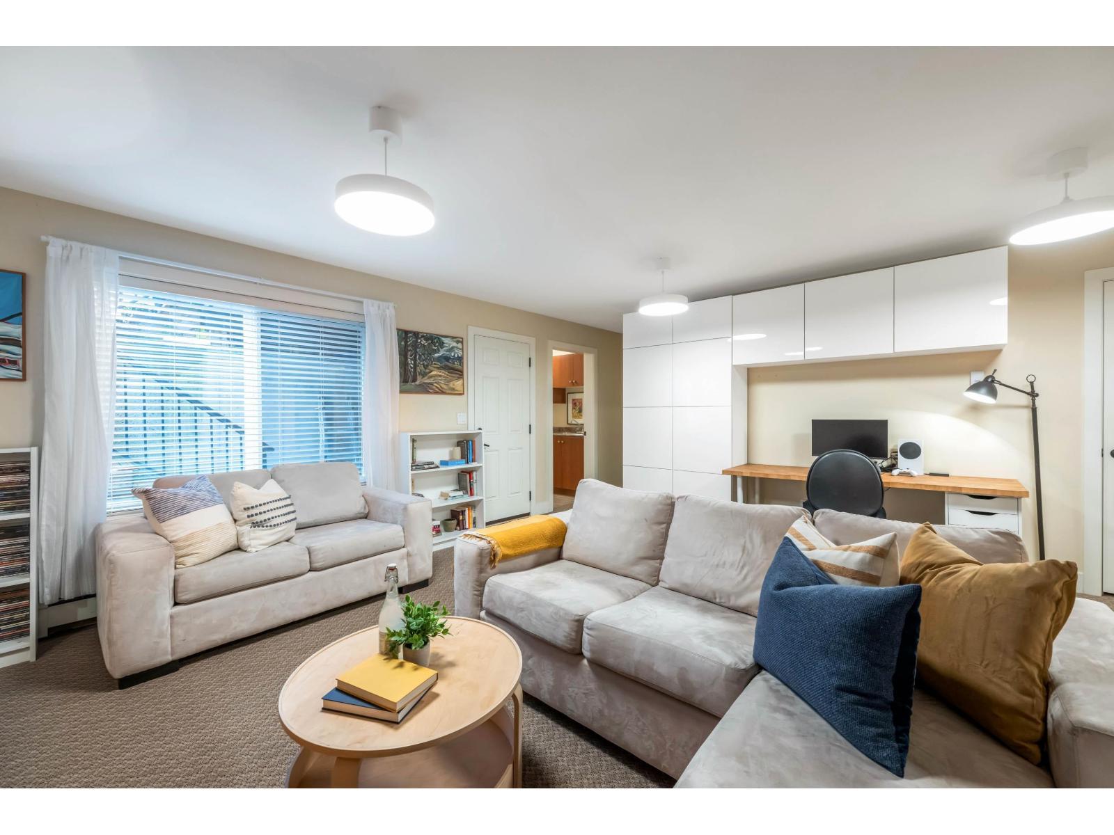 7137 196 Street, Surrey, BC - Indoor Photo Showing Living Room