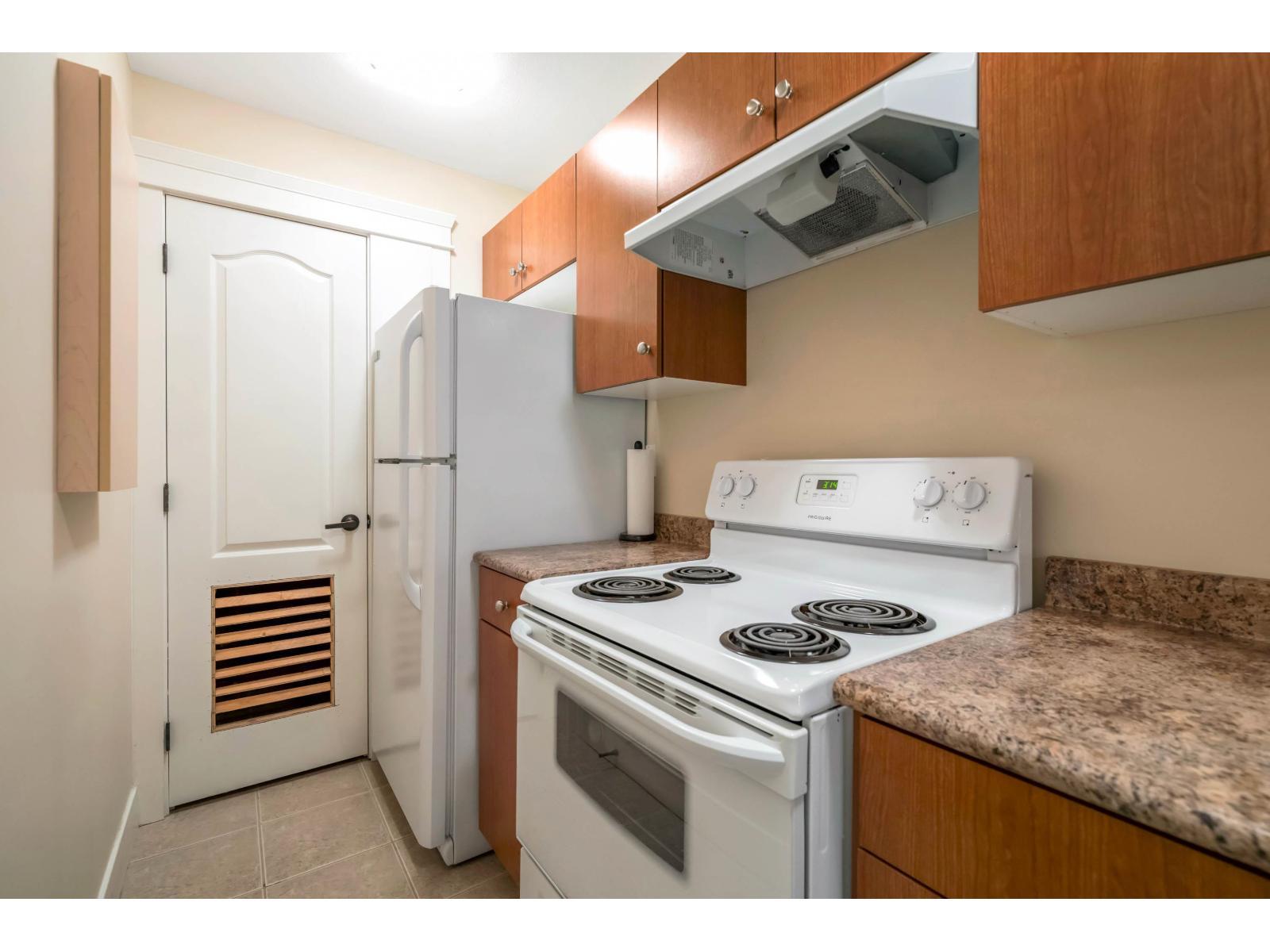 7137 196 Street, Surrey, BC - Indoor Photo Showing Kitchen