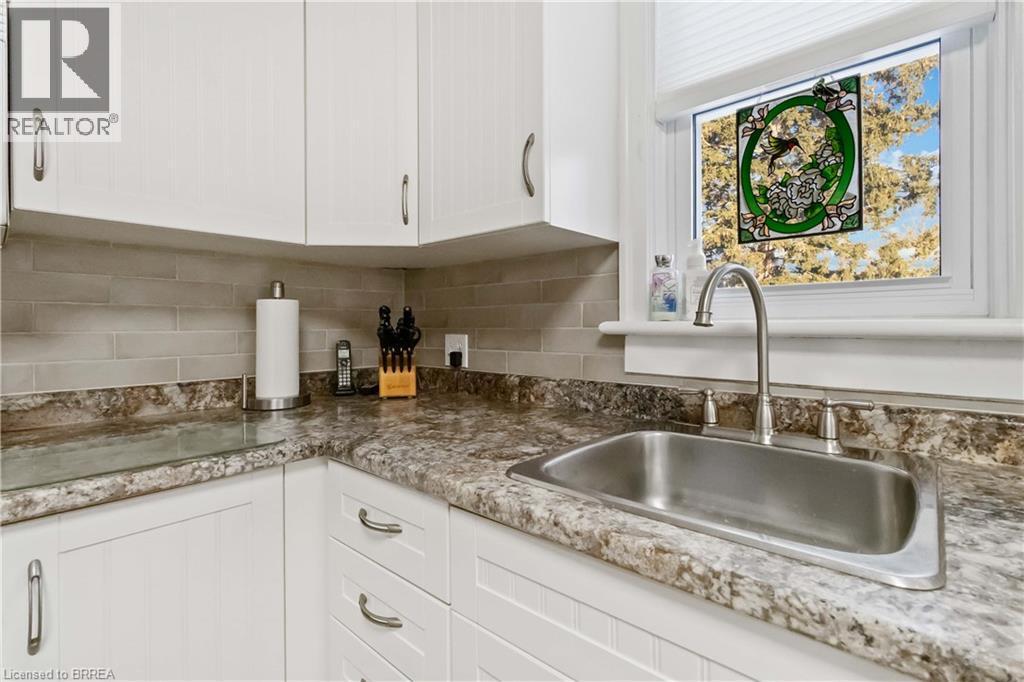 19 Baldwin Avenue, Brantford, ON - Indoor Photo Showing Kitchen