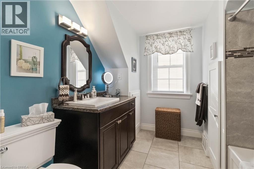 19 Baldwin Avenue, Brantford, ON - Indoor Photo Showing Bathroom