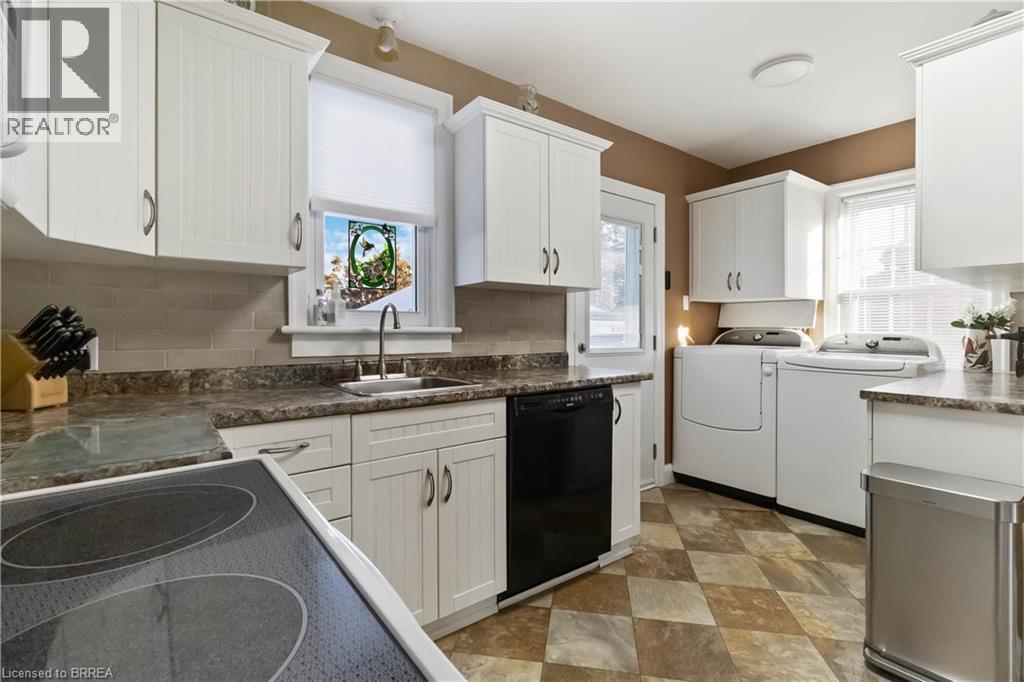 19 Baldwin Avenue, Brantford, ON - Indoor Photo Showing Laundry Room