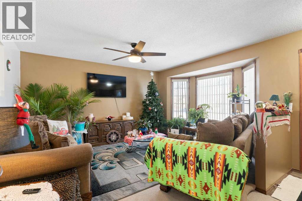 18 Greenview Crescent, Strathmore, AB - Indoor Photo Showing Dining Room