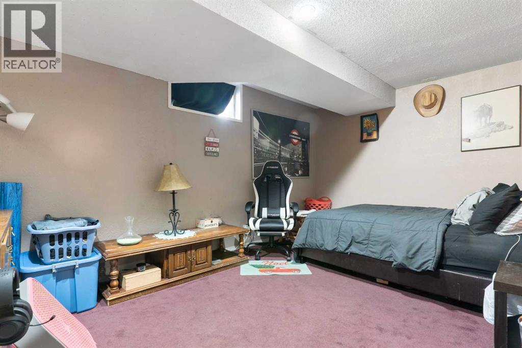 18 Greenview Crescent, Strathmore, AB - Indoor Photo Showing Bedroom