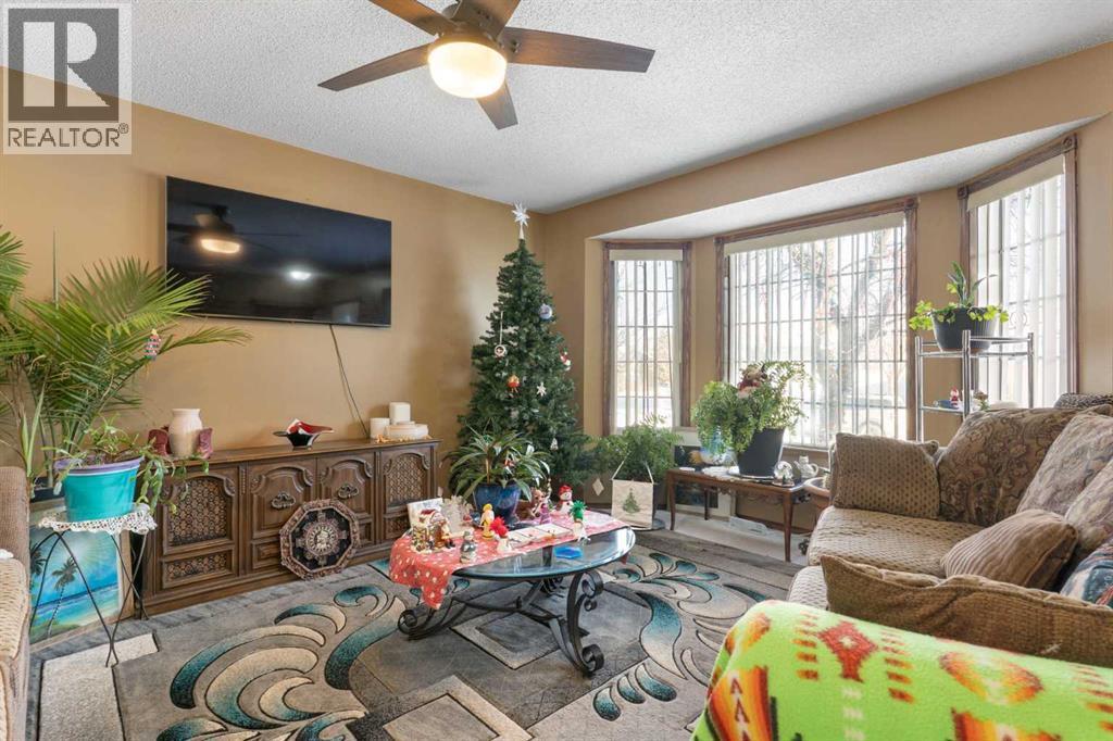 18 Greenview Crescent, Strathmore, AB - Indoor Photo Showing Living Room