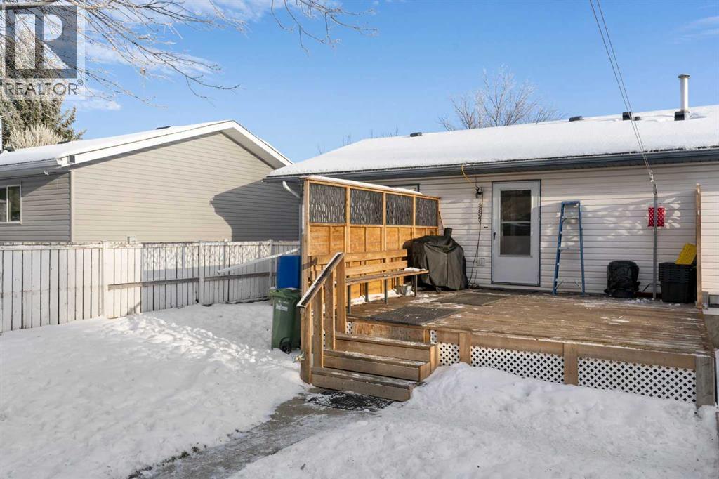 18 Greenview Crescent, Strathmore, AB - Outdoor With Deck Patio Veranda With Exterior