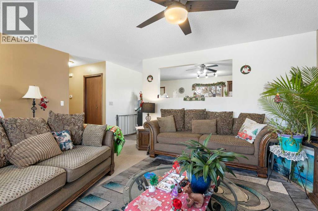 18 Greenview Crescent, Strathmore, AB - Indoor Photo Showing Living Room