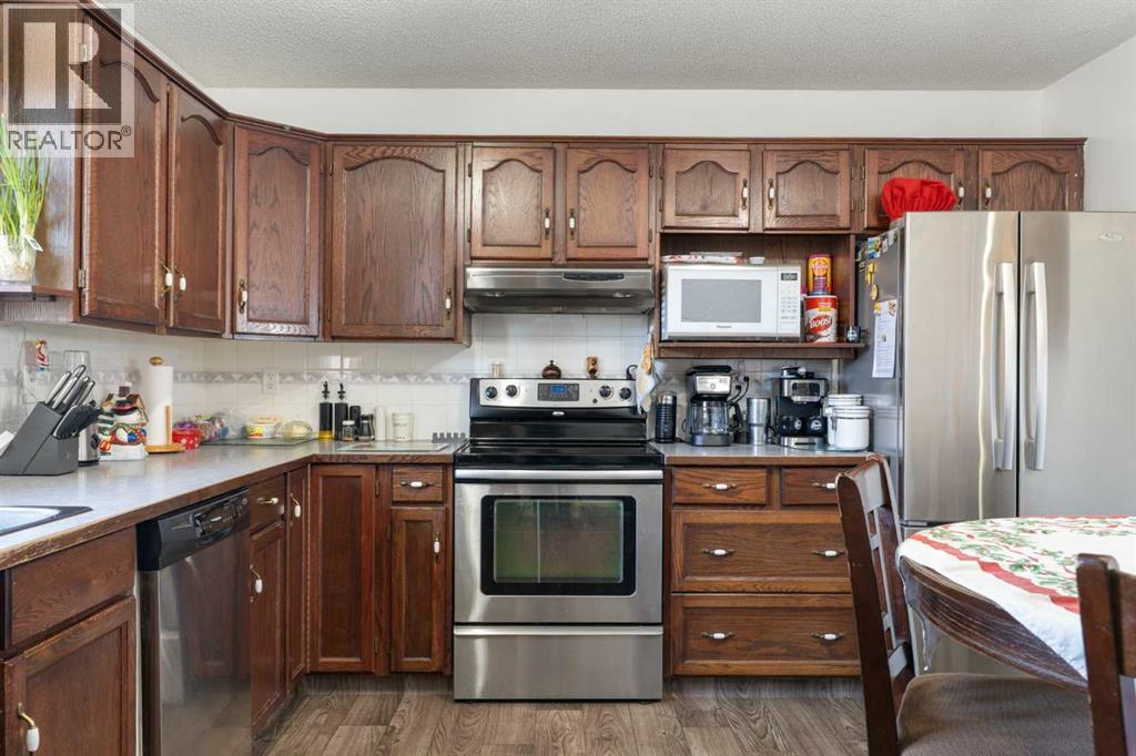 18 Greenview Crescent, Strathmore, AB - Indoor Photo Showing Kitchen With Stainless Steel Kitchen