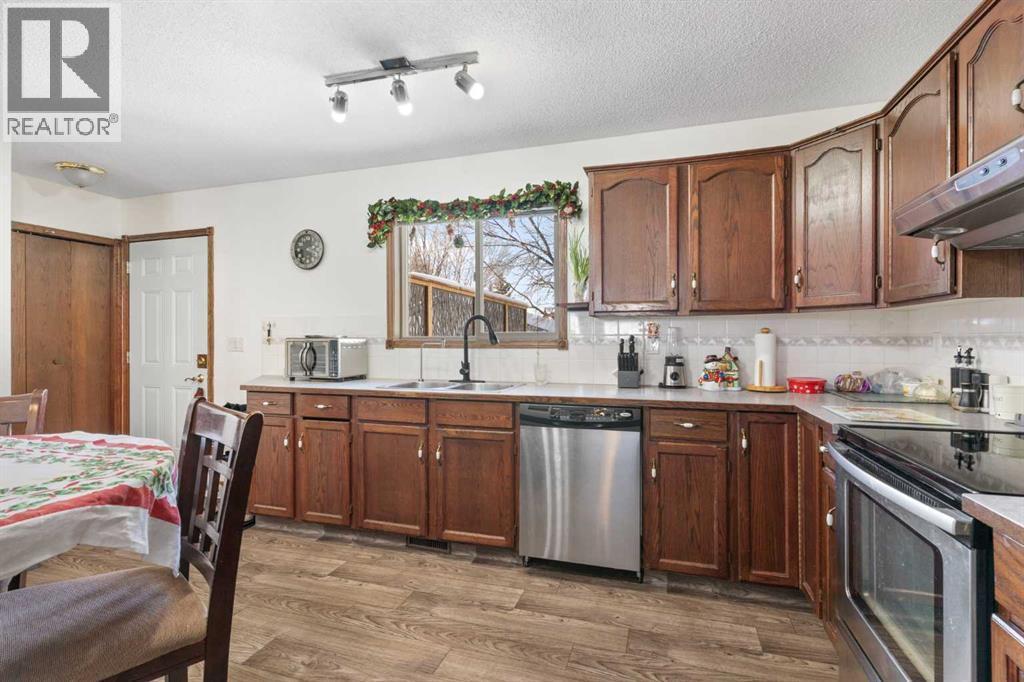 18 Greenview Crescent, Strathmore, AB - Indoor Photo Showing Kitchen With Stainless Steel Kitchen With Double Sink