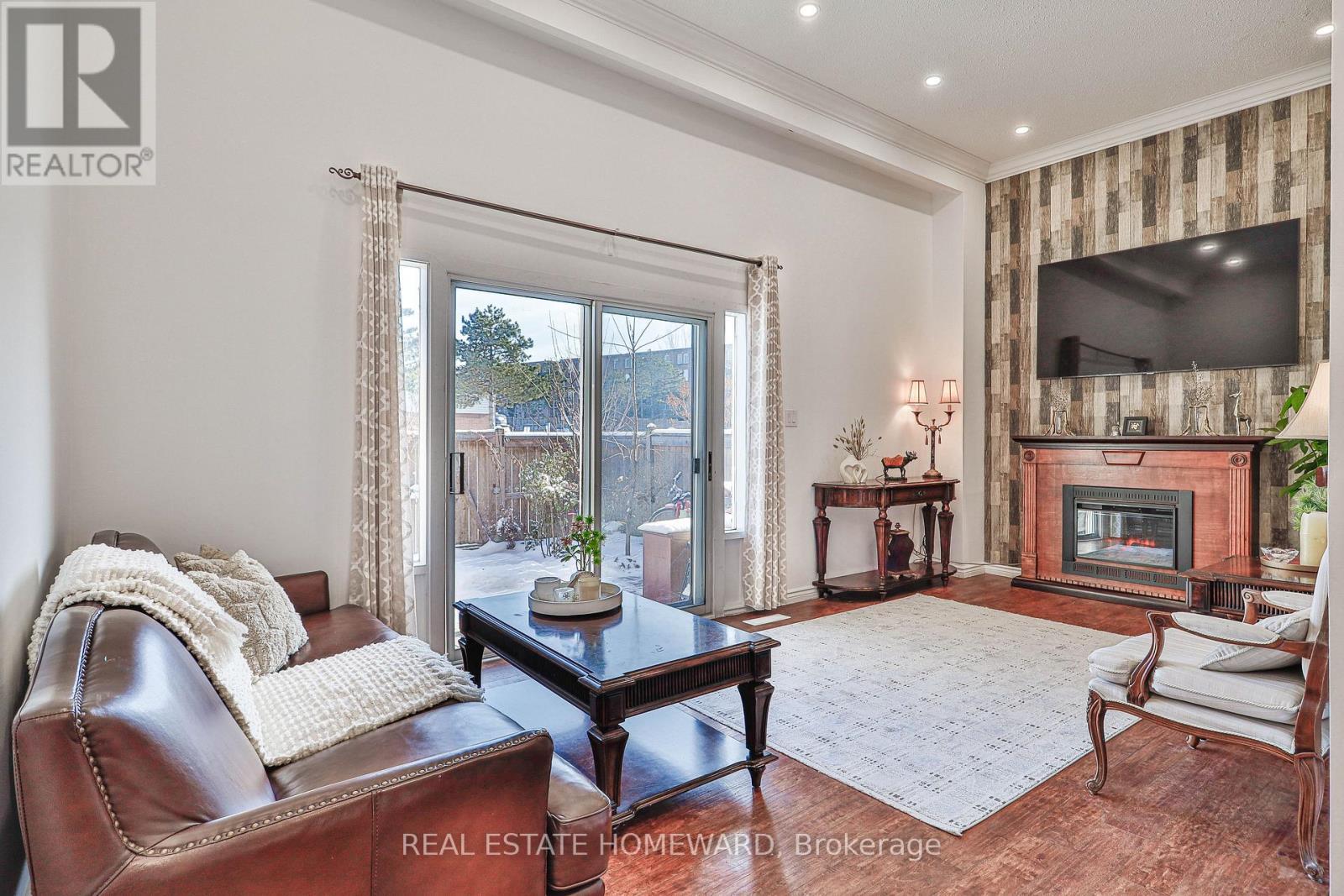 4 Poplar Crescent, Aurora, ON - Indoor Photo Showing Living Room With Fireplace