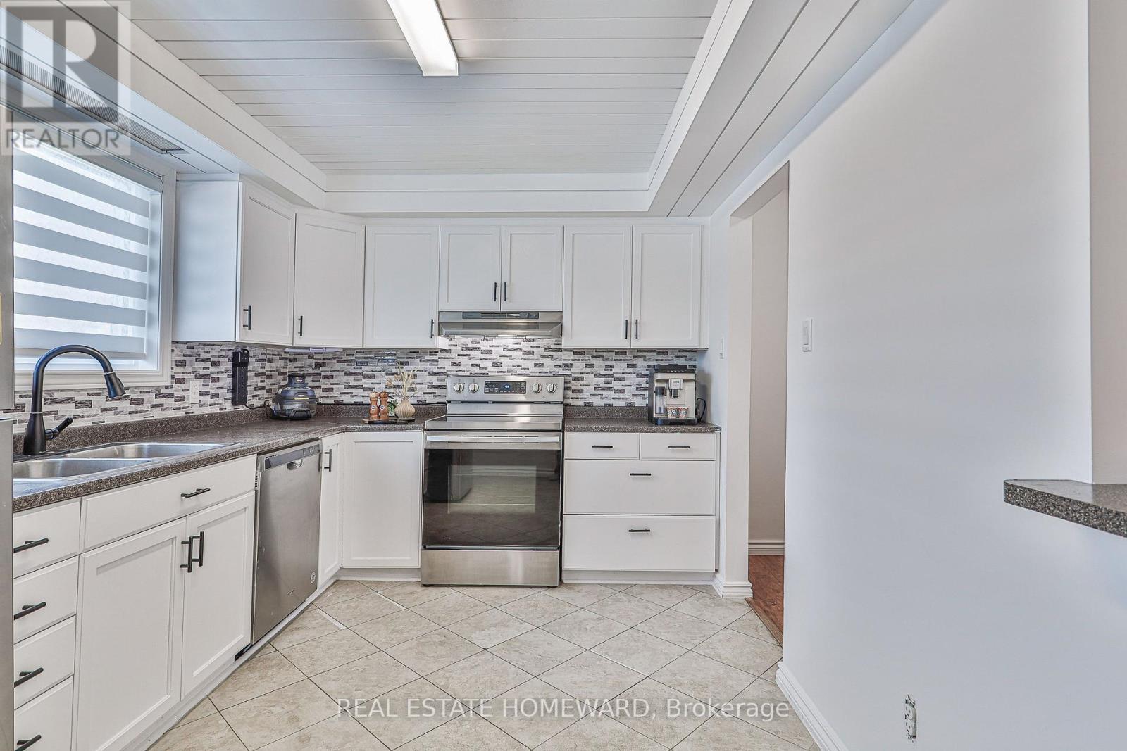 4 Poplar Crescent, Aurora, ON - Indoor Photo Showing Kitchen With Double Sink With Upgraded Kitchen