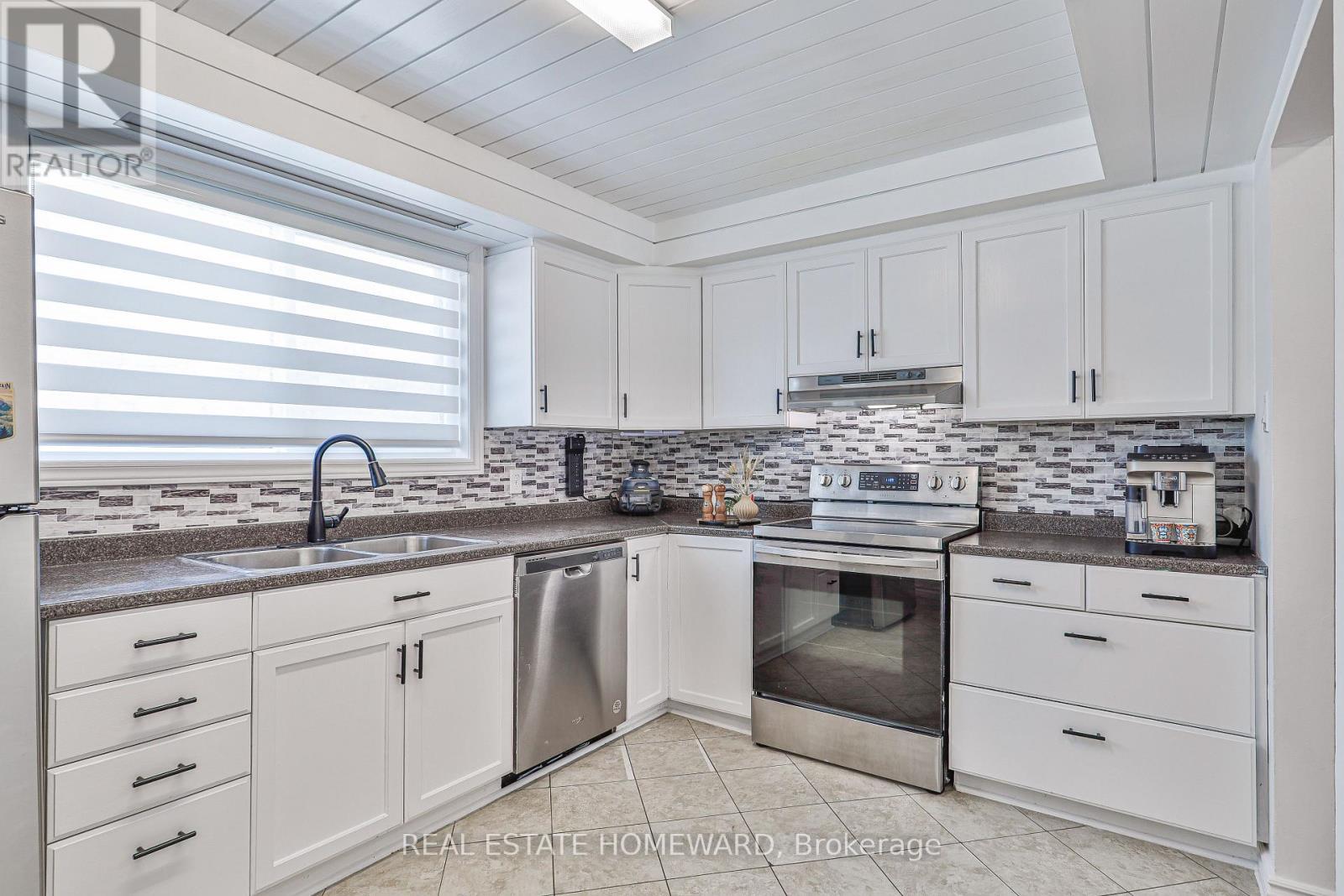 4 Poplar Crescent, Aurora, ON - Indoor Photo Showing Kitchen With Stainless Steel Kitchen With Double Sink