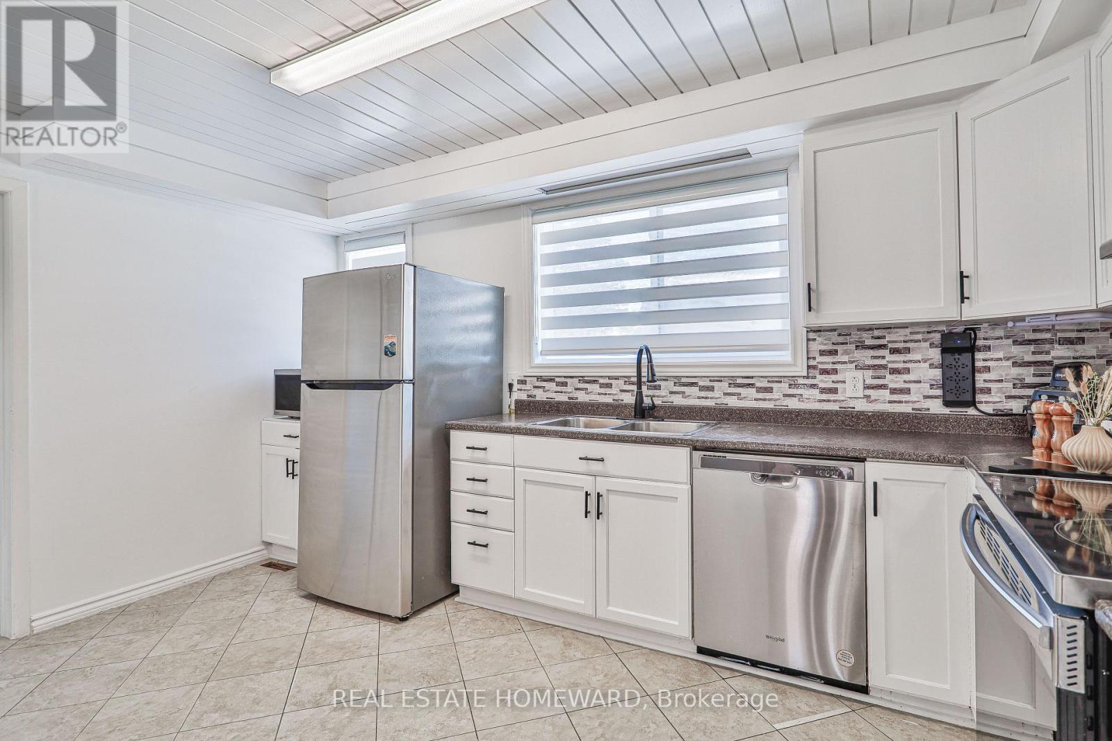 4 Poplar Crescent, Aurora, ON - Indoor Photo Showing Kitchen With Stainless Steel Kitchen With Double Sink
