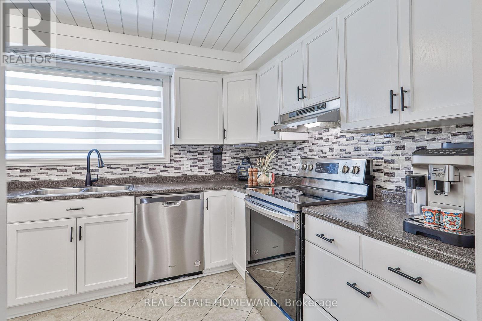 4 Poplar Crescent, Aurora, ON - Indoor Photo Showing Kitchen With Stainless Steel Kitchen With Double Sink With Upgraded Kitchen