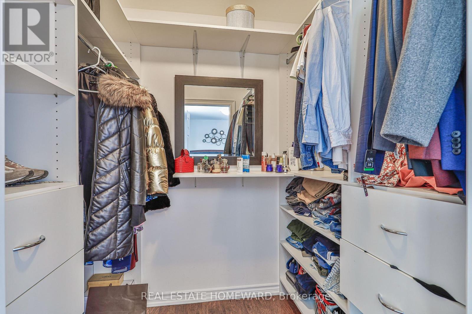 4 Poplar Crescent, Aurora, ON - Indoor With Storage