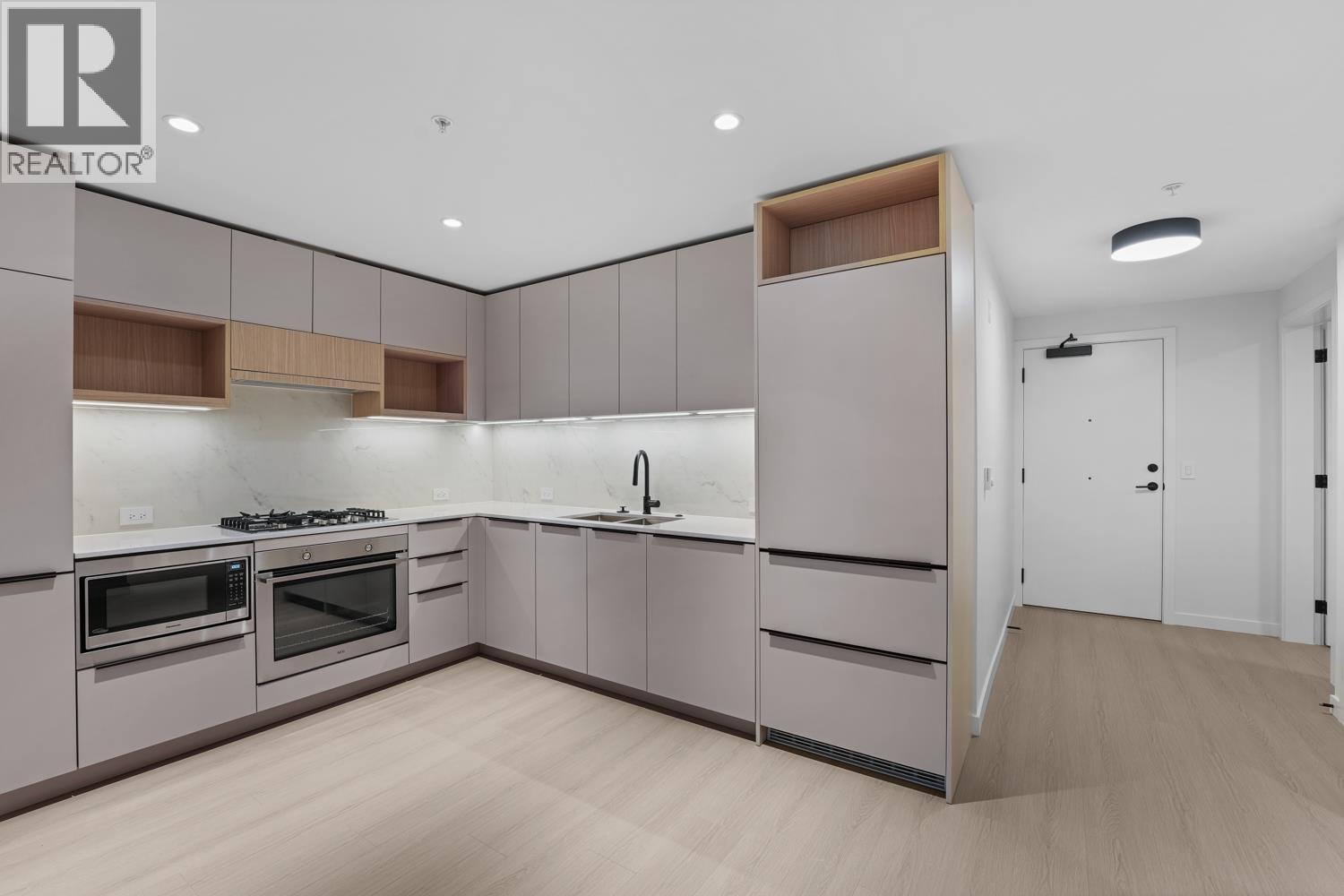 40X 125 Albert Street, Port Moody, BC - Indoor Photo Showing Kitchen With Upgraded Kitchen