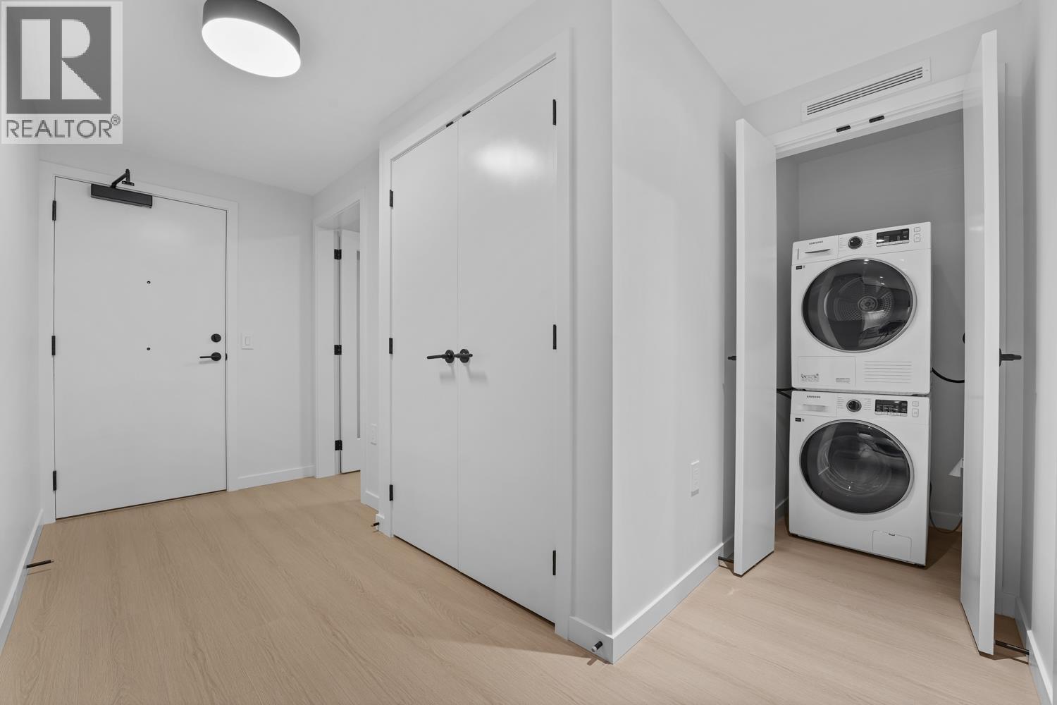 40X 125 Albert Street, Port Moody, BC - Indoor Photo Showing Laundry Room