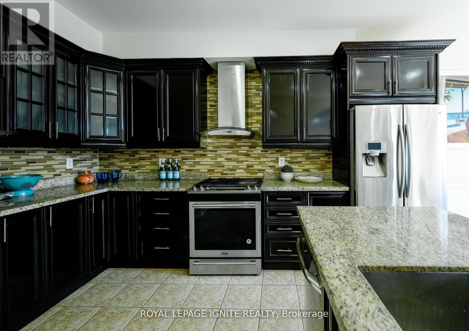 5 Dent Street, Ajax, ON - Indoor Photo Showing Kitchen With Upgraded Kitchen