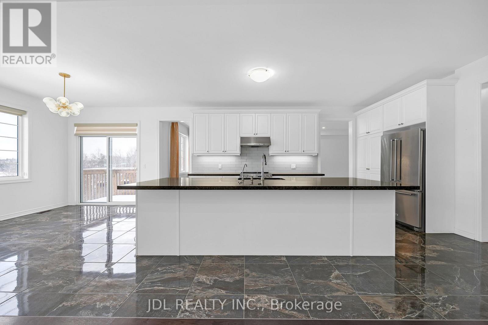 70 Forest Edge Crescent, East Gwillimbury, ON - Indoor Photo Showing Kitchen