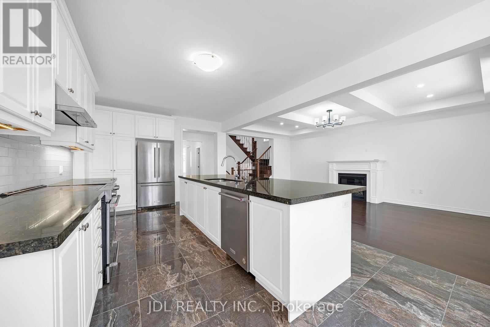 70 Forest Edge Crescent, East Gwillimbury, ON - Indoor Photo Showing Kitchen With Upgraded Kitchen