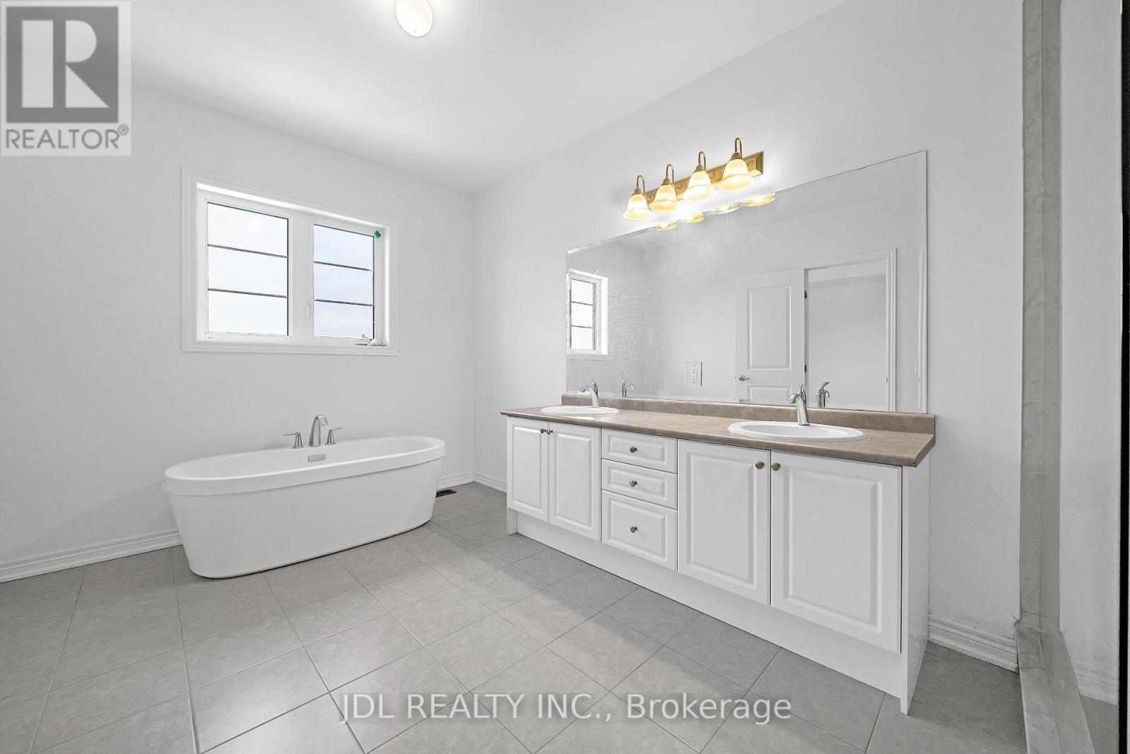 70 Forest Edge Crescent, East Gwillimbury, ON - Indoor Photo Showing Bathroom