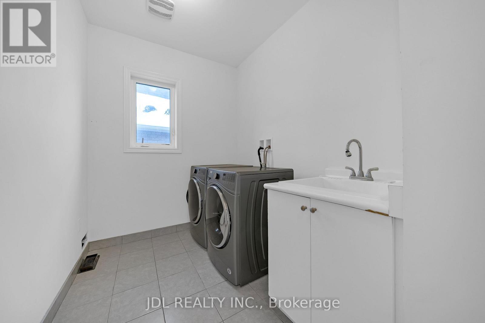 70 Forest Edge Crescent, East Gwillimbury, ON - Indoor Photo Showing Laundry Room