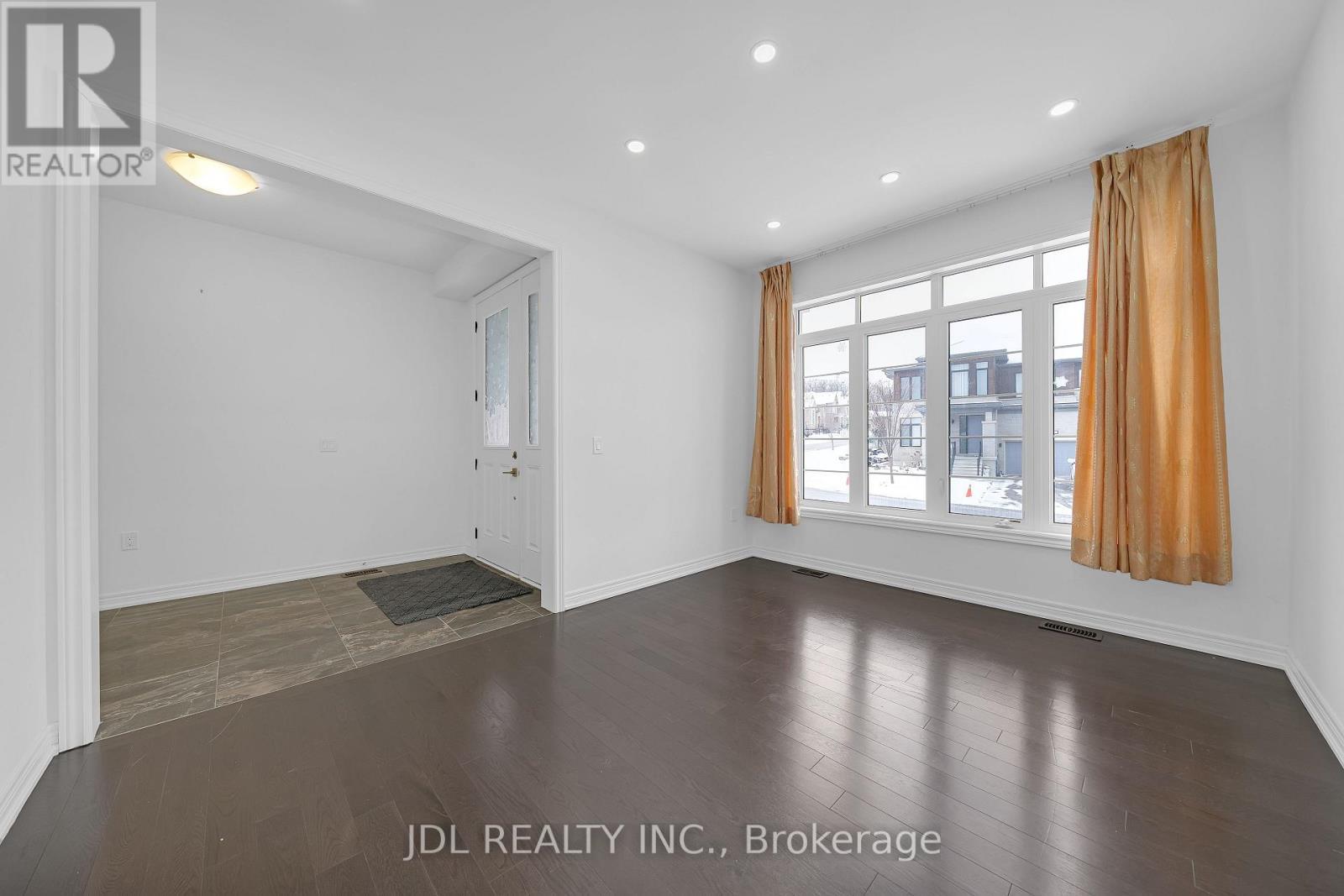 70 Forest Edge Crescent, East Gwillimbury, ON - Indoor Photo Showing Other Room