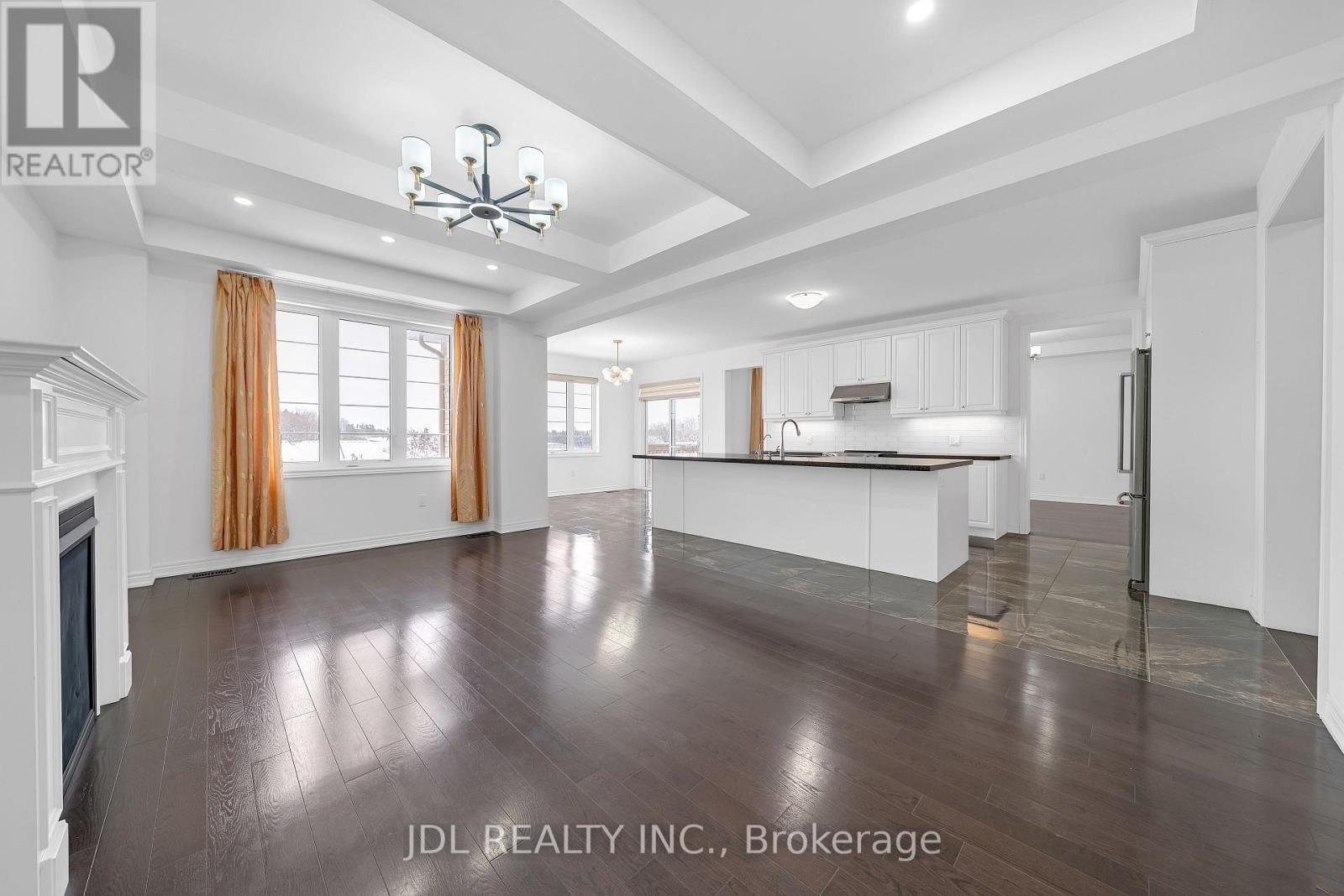 70 Forest Edge Crescent, East Gwillimbury, ON - Indoor Photo Showing Kitchen