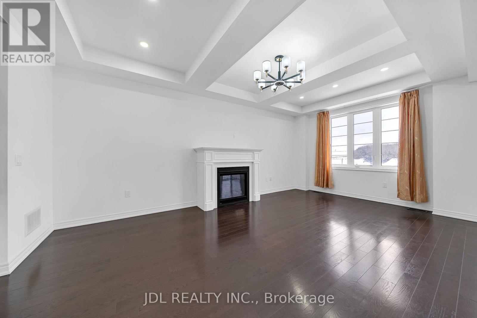 70 Forest Edge Crescent, East Gwillimbury, ON - Indoor With Fireplace