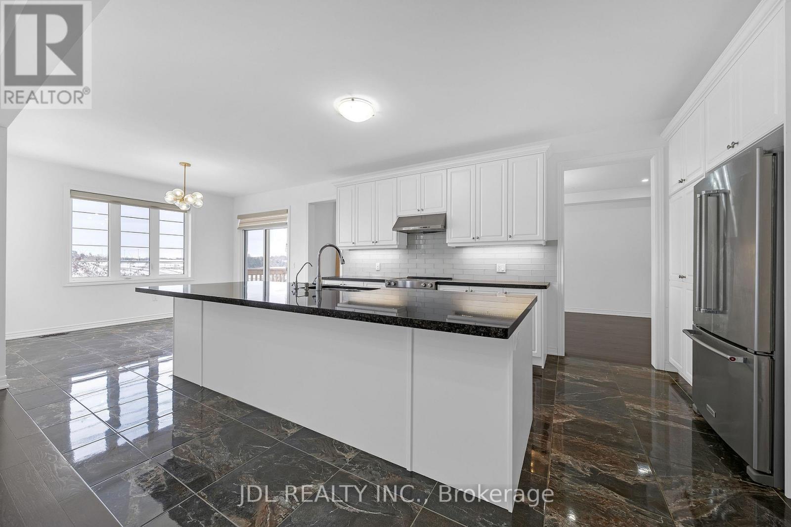 70 Forest Edge Crescent, East Gwillimbury, ON - Indoor Photo Showing Kitchen With Upgraded Kitchen