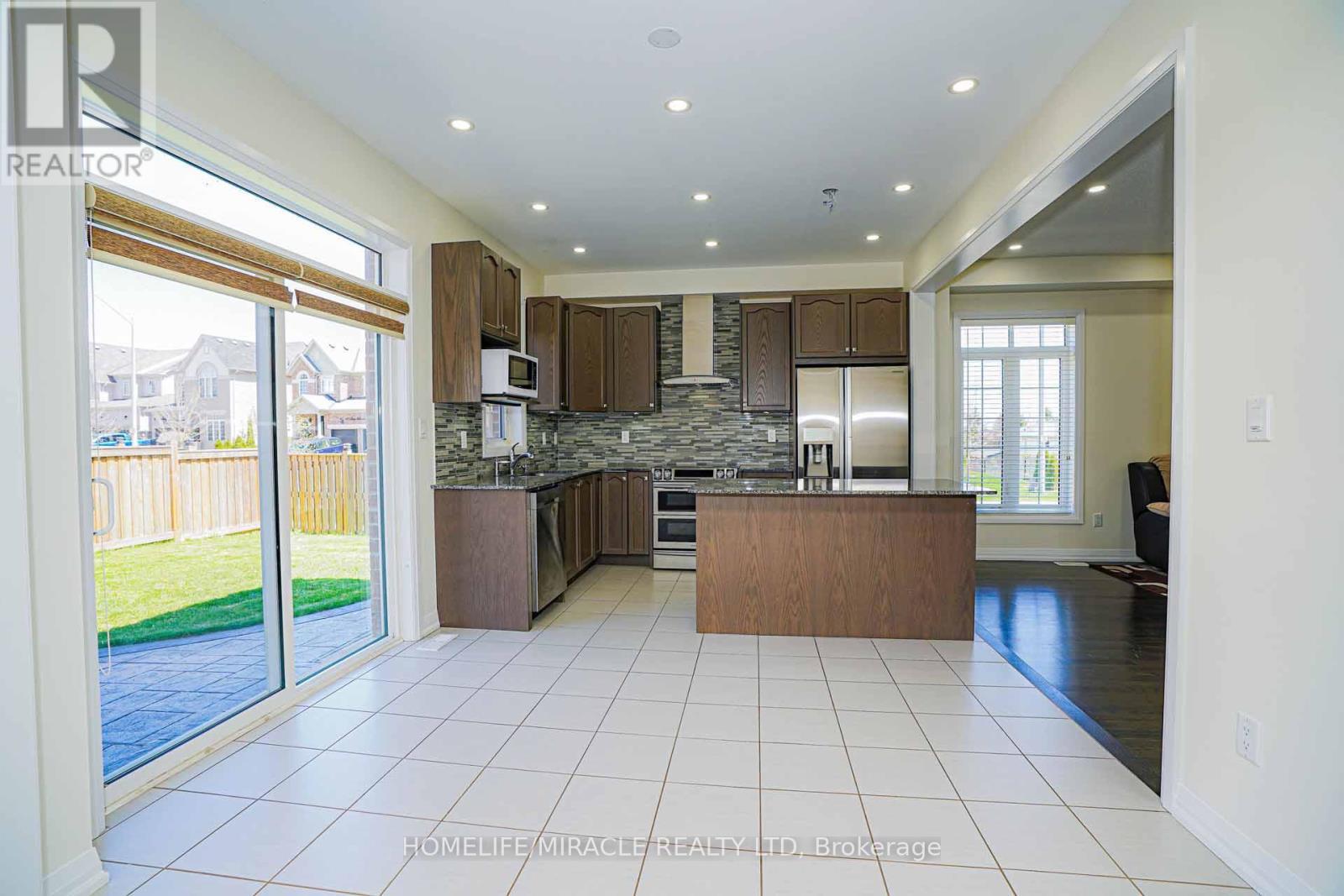 35 Drew Brown Boulevard, Orangeville, ON - Indoor Photo Showing Kitchen