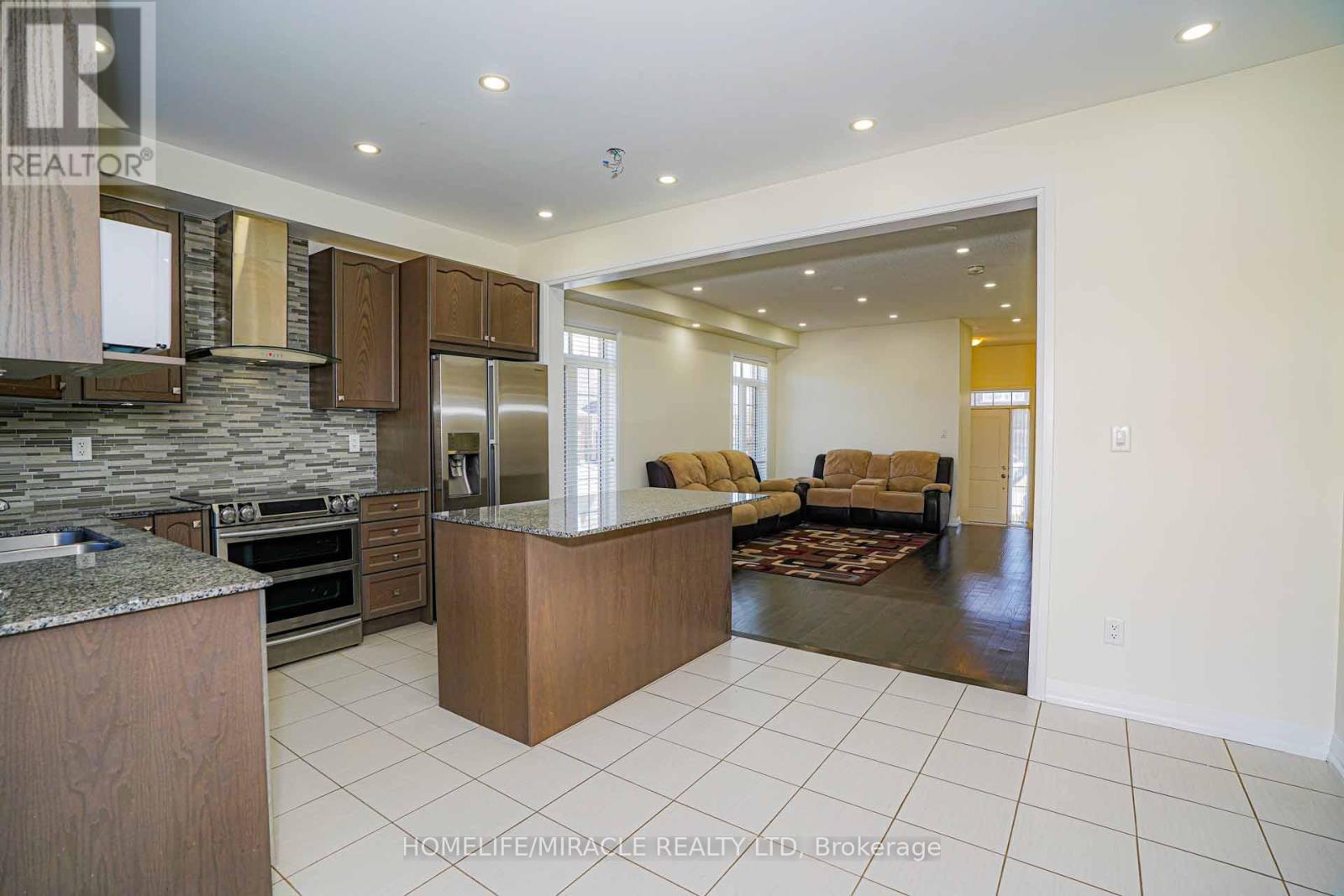 35 Drew Brown Boulevard, Orangeville, ON - Indoor Photo Showing Kitchen With Upgraded Kitchen