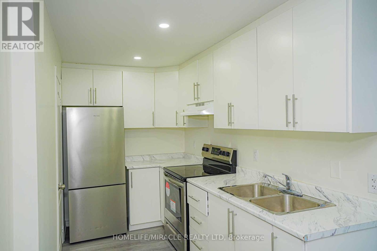 35 Drew Brown Boulevard, Orangeville, ON - Indoor Photo Showing Kitchen With Double Sink