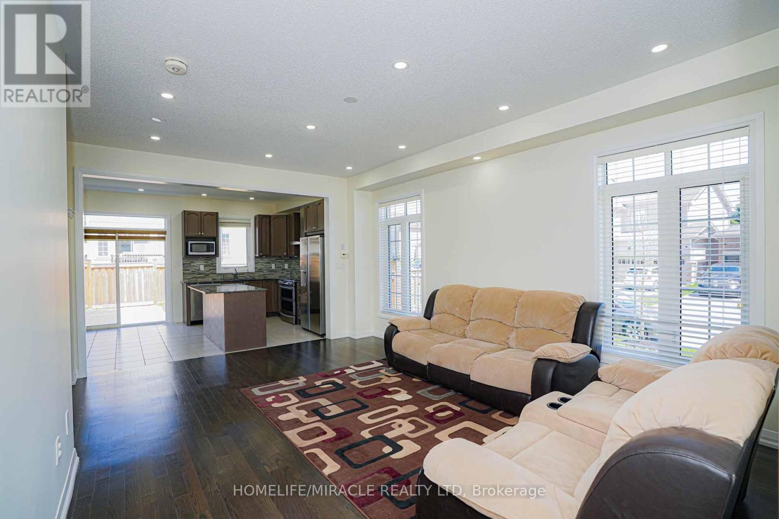 35 Drew Brown Boulevard, Orangeville, ON - Indoor Photo Showing Living Room