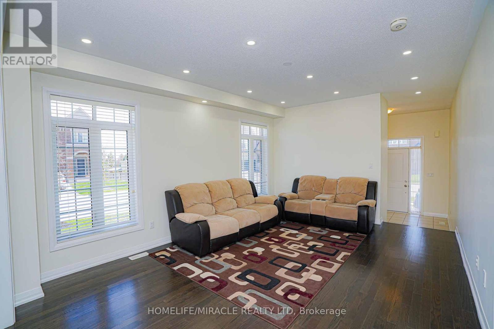 35 Drew Brown Boulevard, Orangeville, ON - Indoor Photo Showing Living Room